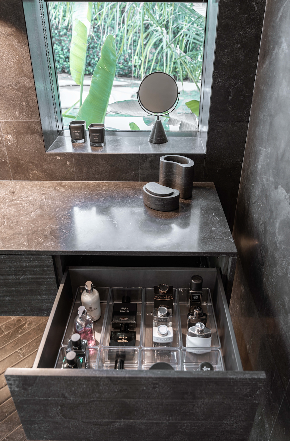 His Bathroom Ania Thake
