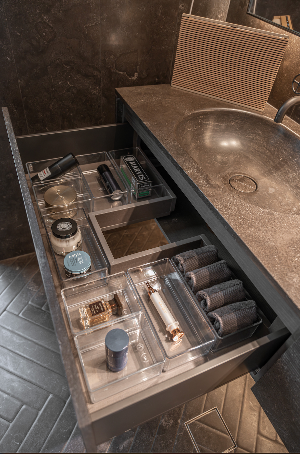 His Bathroom Ania Thake